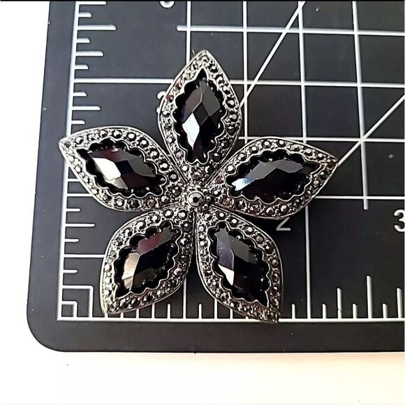 Vintage Monet Signed Japanned Glass Acrylic Rhinestones Pin brooch - Picture 3 of 3